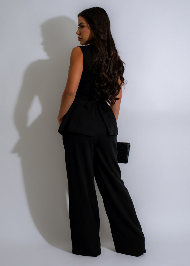  Two-piece pant set in luxurious black fabric, featuring a sophisticated and timeless design