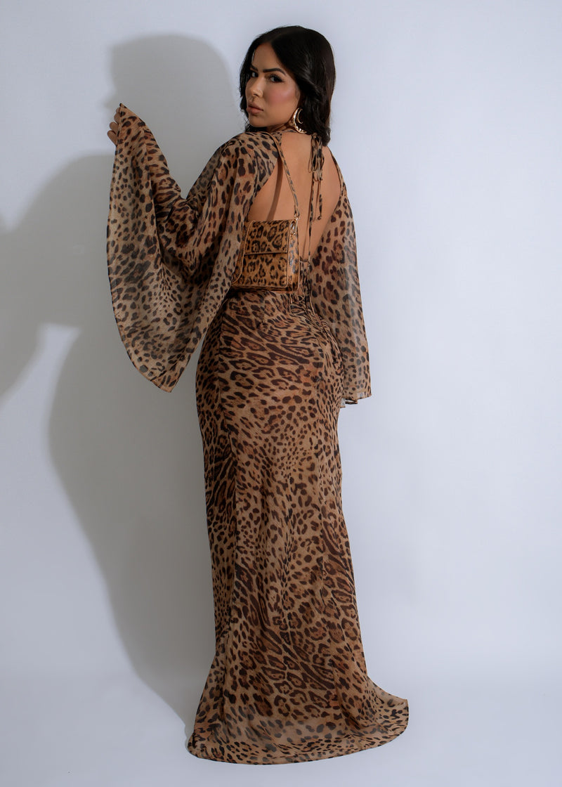  This luxurious Feline Grace Leopard Maxi Dress Brown is the perfect statement piece with its striking leopard print and elegant maxi length