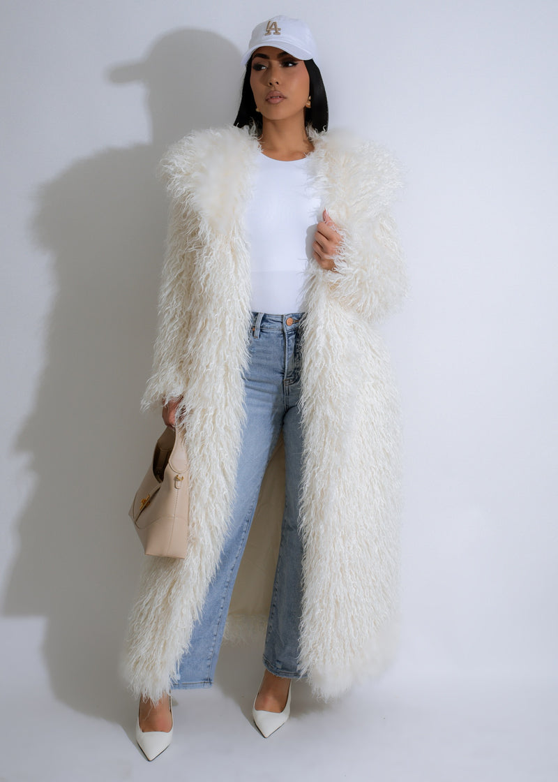 Arctic Dream Coat White in faux fur with a hood and pockets