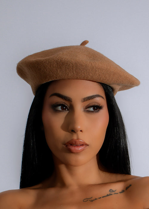 Alt text: A stylish brown beret with a chic and sophisticated design, perfect for adding a touch of urban beauty to any outfit in the city