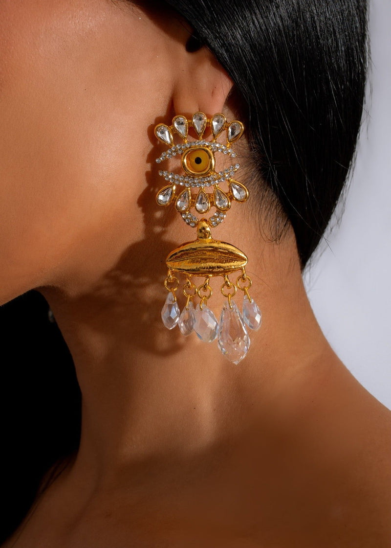 Shimmering gold Closing Night Earrings with intricate design and exquisite details