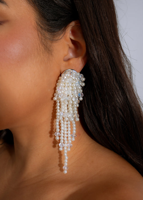 Opaline Dew Earrings White: Elegant and graceful earrings with opaline stones in a dew-inspired design