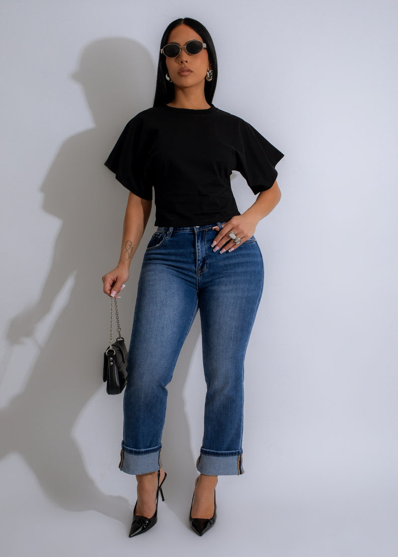 Effortless Crop Top Black with Scoop Neck and Short Sleeves