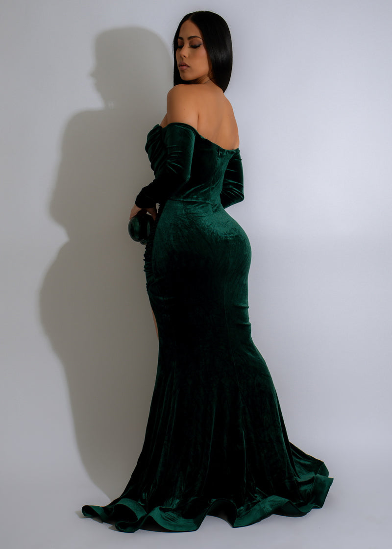 Flowing and elegant Velvet Rose Maxi Dress Green in captivating emerald hue