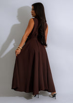  Elegant and feminine brown maxi dress with fitted bodice and adjustable spaghetti straps, ideal for date nights