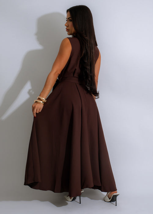  Elegant and feminine brown maxi dress with fitted bodice and adjustable spaghetti straps, ideal for date nights