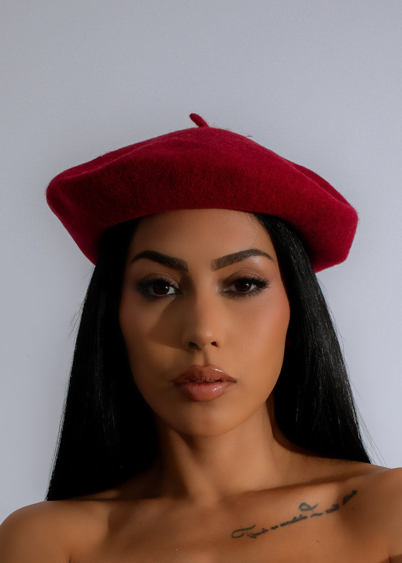 Stylish and sophisticated burgundy beret, perfect for adding a touch of beauty to your city outfit