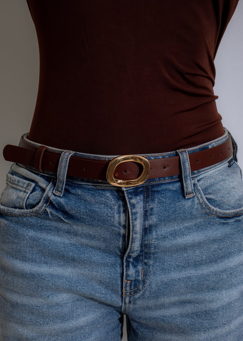 Oval Allure Belt Brown, a stylish and versatile accessory for any outfit