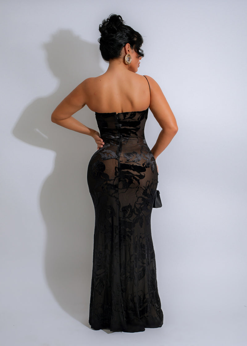 Elegant and feminine Velvet Rose Maxi Dress Black with intricate lace design