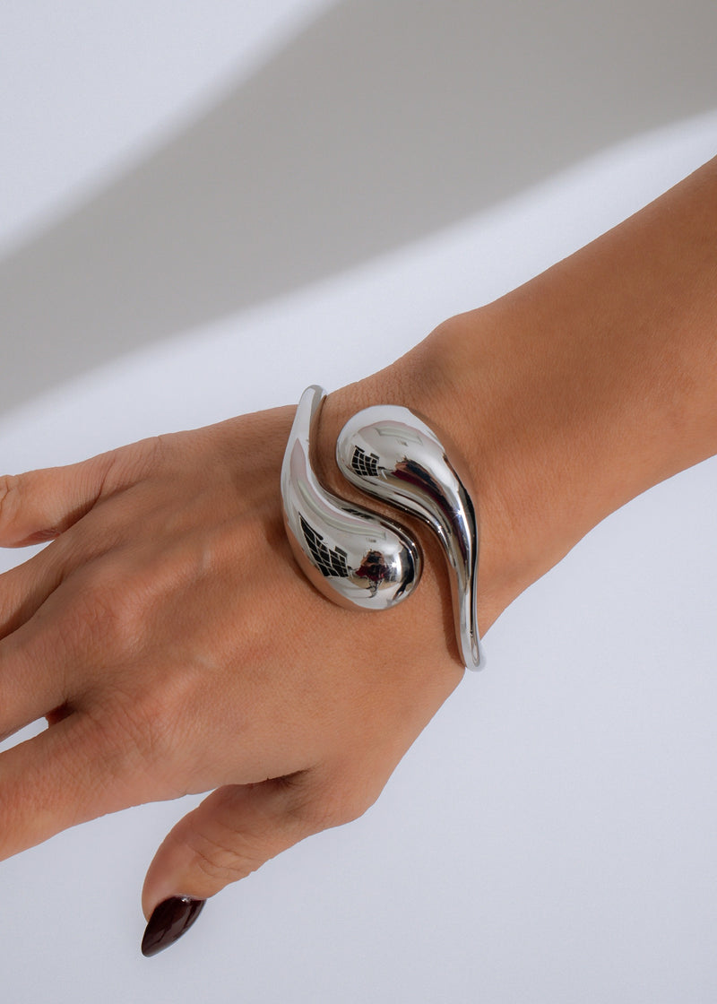 Golden Drift Bracelet Silver shimmering in the sunlight, showcasing its intricate design and elegant beauty