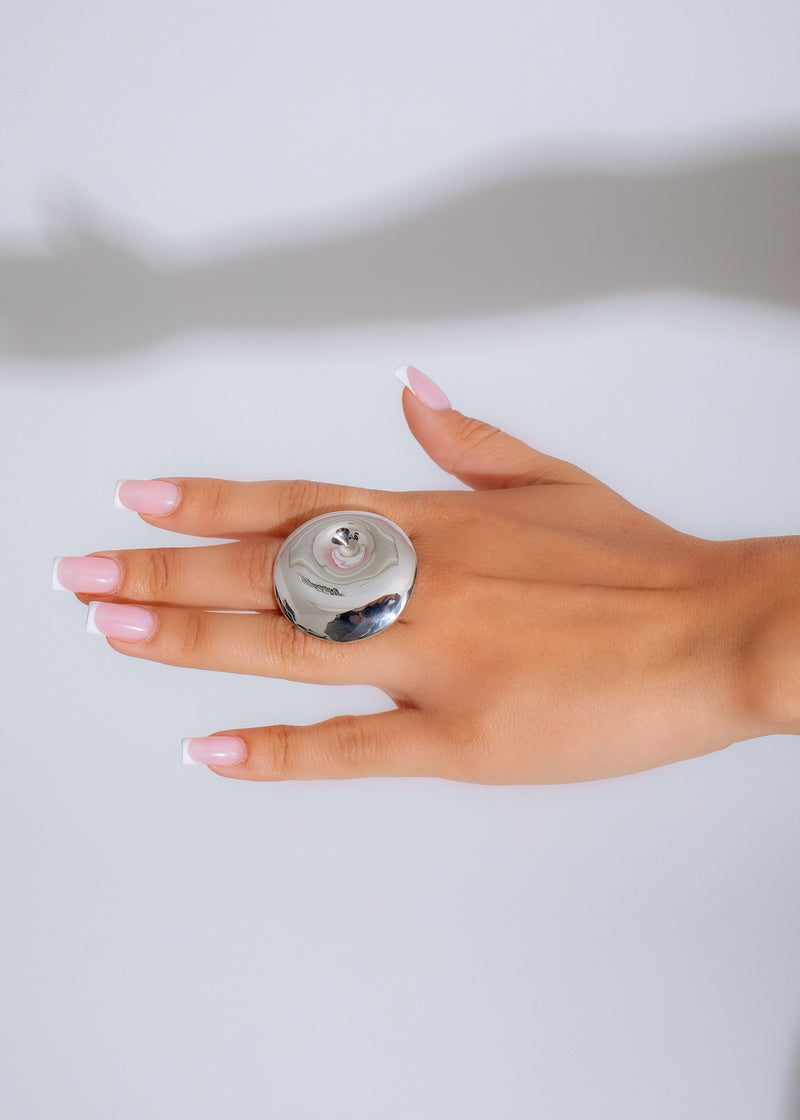  Stylish silver ring featuring a sleek arrow symbol for direction