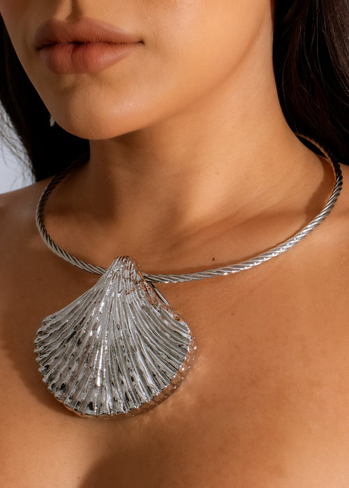 Beautiful Tides Shell Necklace Silver, a stunning piece of ocean-inspired jewelry for a beachy, bohemian look