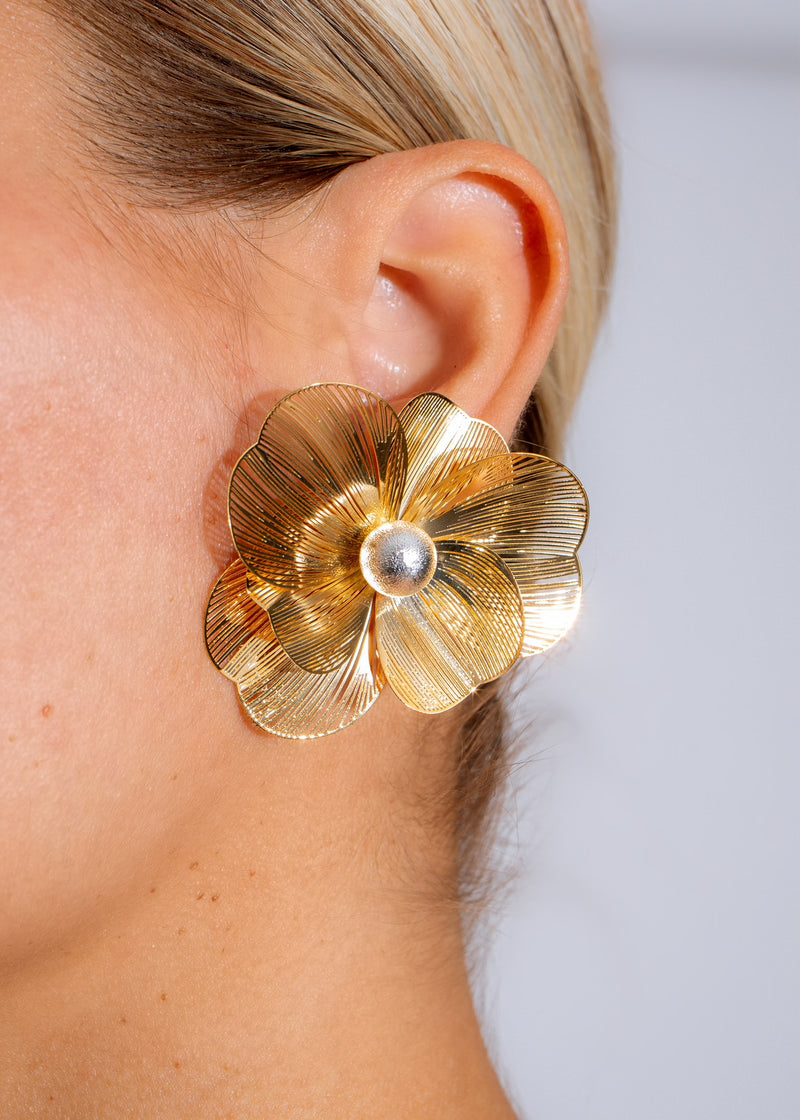 Beautiful gold earring with intricate floral design, perfect for adding a touch of elegance to any outfit