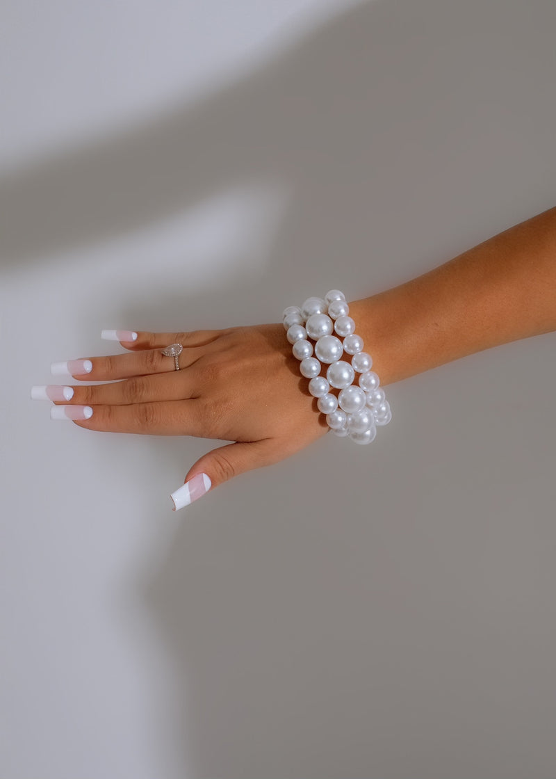 Beautiful pearl bracelet with silver clasp, perfect for adding elegance to any outfit