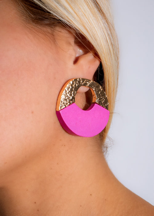 Beautiful pink Get It Earring with a delicate design and shimmering finish