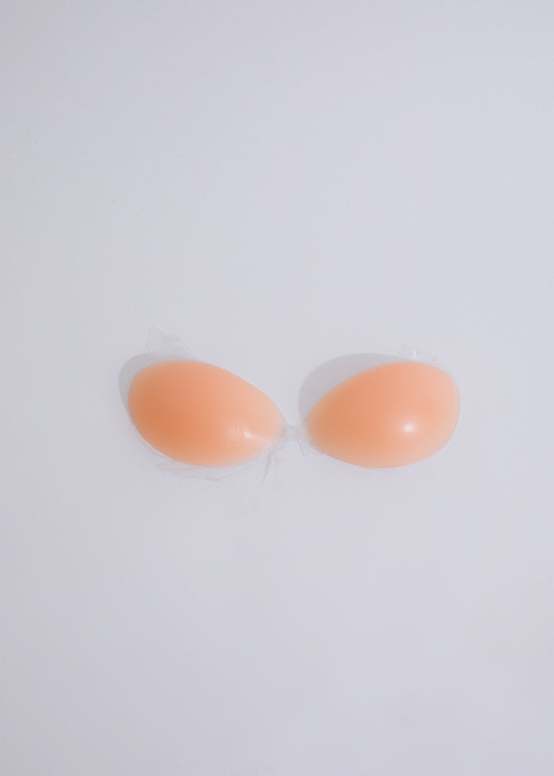  Close-up of the adhesive and waterproof silicone material of the Cover Me Silicon Bra