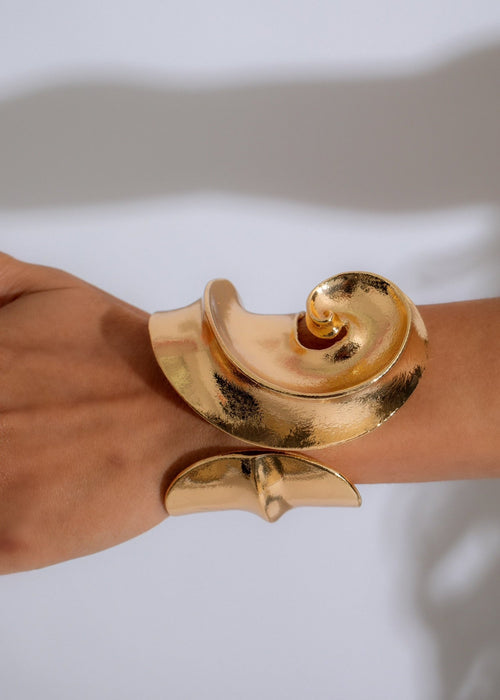  Beautiful and elegant conch bracelet in gold, perfect for adding a touch of glamour to any outfit